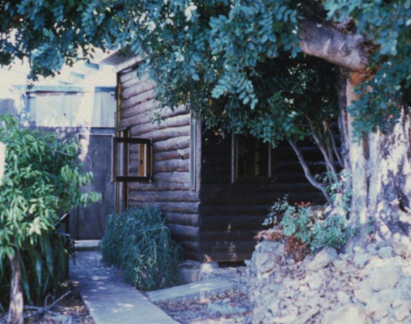 Intérieur du Cabanon de Le Corbusier à Roquebrune-Cap-Martin, avec fenêtre donnant sur la mer Méditerranée